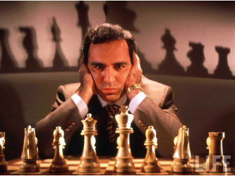 Garry Kasparov fue el jugador más joven en ganar el campeonato mundial de ajedrez en 1985 a...