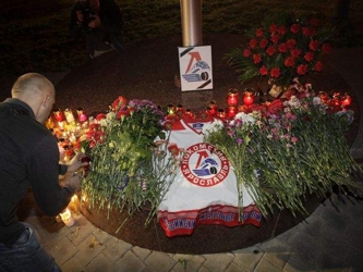 Muchas personas llevaban velas y flores para depositarlas al pie de un memorial improvisado en el...