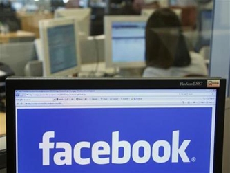 Inversionistas y analistas sostienen que el precio de las acciones de Facebook, en manos de...