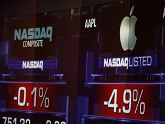En las semanas previas a la muerte de Jobs, las acciones de Apple -que le pisa los talones a Exxon...