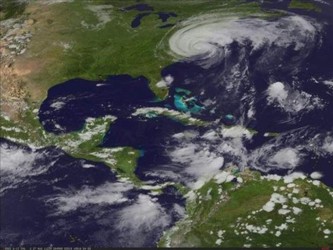 La tormenta tropical Philippe se convirtió en huracán en el Atlántico medio y...