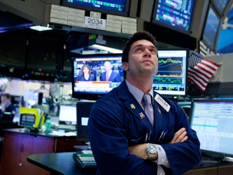 El Promedio Industrial Dow Jones se elevaba 113 puntos, o un 1.03%, a 11,055. El índice...