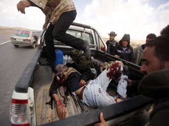 Los residentes que escaparon de Sirte dijeron que están muriendo civiles. Un hombre...