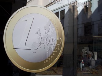 El euro descendió hasta un mínimo de 1,36721 dólares en la plataforma...