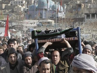 Entre 300 y 400 personas participaron en los funerales de siete de las víctimas en el...