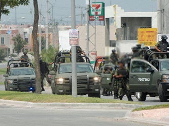 Militares mexicanos, que detuvieron a los dos justo antes de que alcanzaran un puente fronterizo,...
