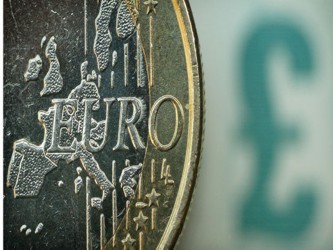 El euro subía un 0.7 por ciento en el día a 1.3022 dólares, alejándose...