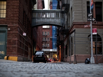 La imagen favorita de Hollywood del peligroso callejón de Nueva York no es completamente...