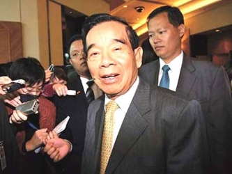 Cheng, de 86 años, es el patriarca de un imperio de Hong Kong que abarca tres generaciones y...