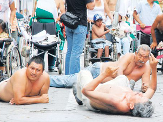 Los lisiados llegaron en sillas de ruedas a Cochabamba, a 400 km al este de La Paz, y anunciaron...