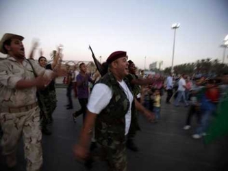 La gente en Bengasi, la cuna de la revuelta que derrocó al ex líder libio Muammar...