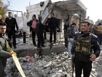 Esta organización precisó que en Homs 33 civiles, entre ellos nueve niños,...