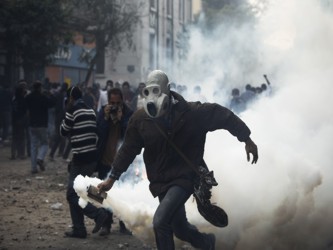 Los gases lacrimógenos cubrían la carretera que conduce al ministerio del Interior,...