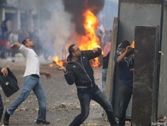 Este viernes los manifestantes confluyeron desde las mezquitas de El Cairo hacia el Parlamento para...