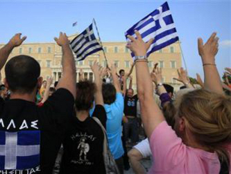 El nuevo plan de austeridad griego contempla profundos recortes laborales y salariales, y...