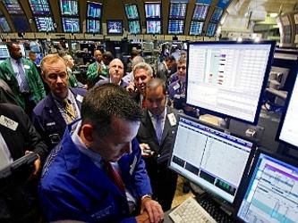 Las acciones en Estados Unidos ascendían el jueves mientras los inversionistas analizan los...
