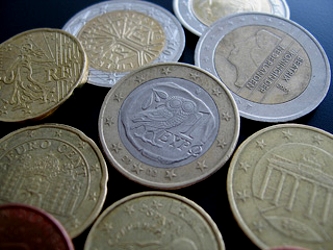 El euro subía un 0.1 por ciento a 1.3268 dólares, tras haber tocado previamente un...
