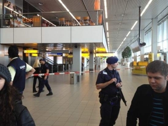 Un hombre supuestamente llamó a la policía militar, dijo que estaba en el aeropuerto...