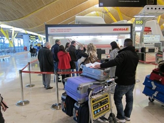 El sindicato GdF está en disputa con el operador del aeropuerto Fraport por las condiciones...