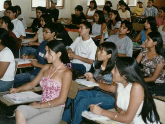 Los hispanos nacidos en el extranjero mostraron los peores logros académicos de todos los...