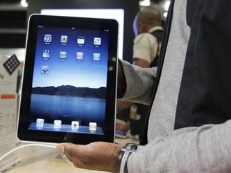 Apple presentó el miércoles una versión actualizada de su popular tableta...