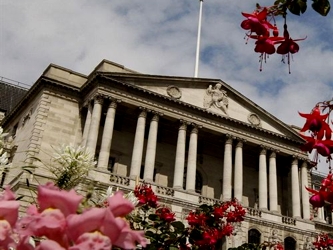 Ninguno de los economistas esperaba que el Banco de Inglaterra alterara el programa de tres meses...