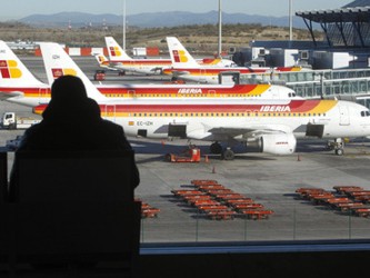 Iberia dijo que ha comenzado a reprogramar los 245 vuelos que tenía previsto cancelar en las...