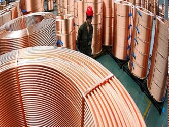 El cobre para entrega en tres meses en la Bolsa de Metales de Londres descendía a 8,408...