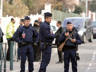 Varios policías montan guardia frente a la escuela judía Ozar Hatorah, en la ciudad...
