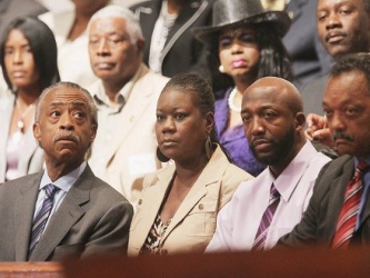 Los padres de Trayvon Martin, Sybrina y Tracy (C), asisten a un homenaje a su hijo en una iglesia...