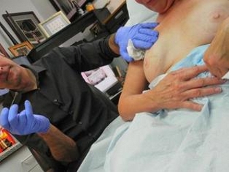 Vincent 'Vinnie' Myers, un hombre de 49 años, delgado y de ojos claros, hace tatuajes desde...