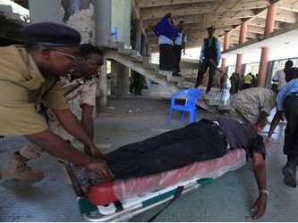 Ali Muse, jefe del servicio de ambulancias de Mogadiscio, dijo que al menos 10 personas murieron y...