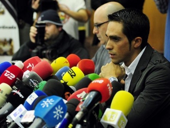 El ciclista español Alberto Contador comparece ante la prensa en Pinto (Madrid) tras conocer...