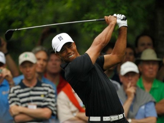 El jugador estadounidense Tiger Woods practica un golpe en el club de Augusta (Georgia) este martes...