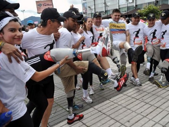 Unas víctimas de las minas antipersona posan antes de participar en una carrera el 1 de...