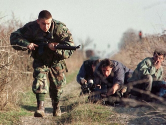 Soldados bosnios y croatas que habían comenzado a recibir pagos especiales se estaban...