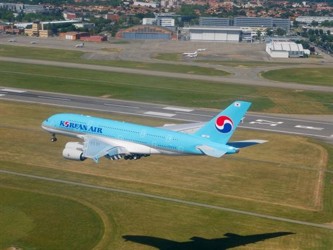 Korean Airlines dijo que la central recibió la amenaza unos 25 minutos después que el...