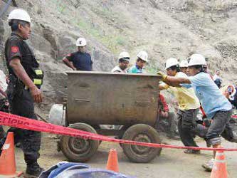 Los mineros fueron internados a media mañana en observación en el hospital de la...