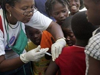 El programa de vacunación es organizado también por Gheskio Center, un grupo haitiano...