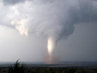 Los meteorólogos advirtieron que podrían formarse más tornados el domingo...