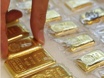 El oro se ubica 7% por debajo de su máximo para el año, logrado a fines de febrero,...