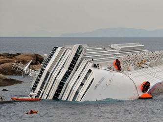 El barco, propiedad de Carnival, naufragó parcialmente en la isla de Giglio tras chocar con...