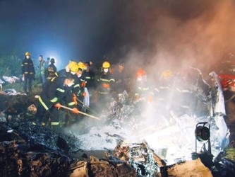 Los canales de televisión mostraban partes incineradas del avión esparcidas a lo...