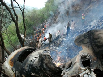 Pero entre los restos del avión se encontraron partes de cuerpos. Residentes locales dijeron...