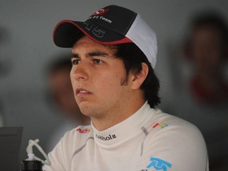El piloto mexicano de Sauber F1, Sergio Pérez en el pit de Bahréin el 20 de abril de...