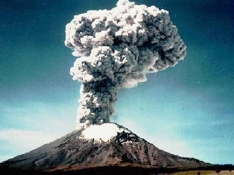 Las exhalaciones del volcán Popocatépetl, cercano a la capital mexicana, se...