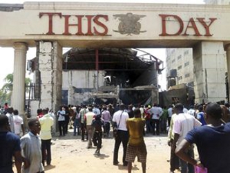 Un suicida impactó un jeep contra la oficina del diario en Abuya, provocando su muerte y la...