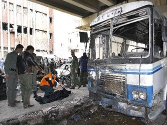 Los activistas dijeron que la explosión apuntó contra un autobús repleto de...