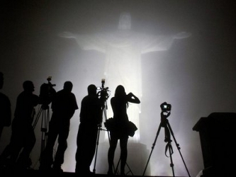 Foto de archivo de periodistas ante el Cristo Redentor en Brasil.