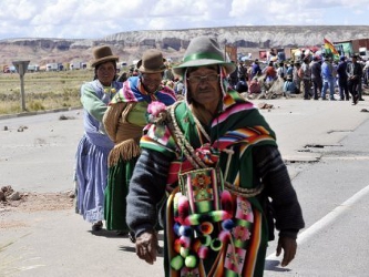 Los indígenas aymaras durante el cuarto día de bloque de la carretera que conecta La...